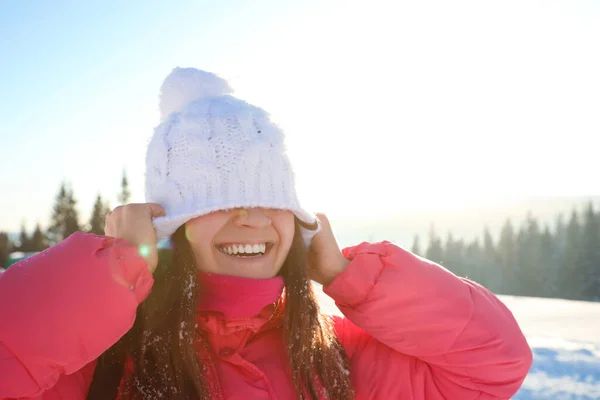 Mujer Joven Divirtiéndose Aire Libre Día Invierno Nevado — Foto de Stock