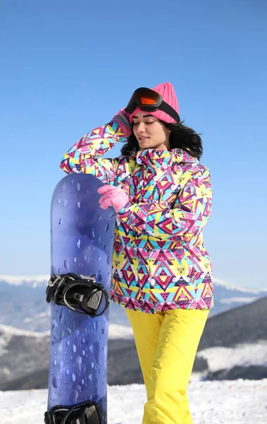 Jeune Femme Avec Snowboard Sur Colline Vacances Hiver — Photo