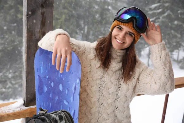 Mujer Joven Con Snowboard Usando Ropa Deportiva Invierno Gafas Aire —  Fotos de Stock