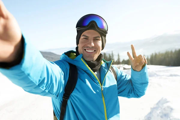 Happy Man Taking Selfie Mountains Winter Vacation — Stock Photo, Image