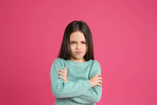 Porträt Des Niedlichen Kleinen Mädchens Auf Rosa Hintergrund — Stockfoto