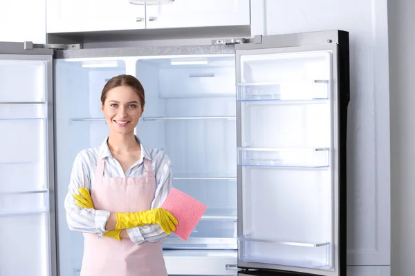 Evde Temiz Buzdolabının Yanında Bez Parçası Olan Bir Kadın Var — Stok fotoğraf