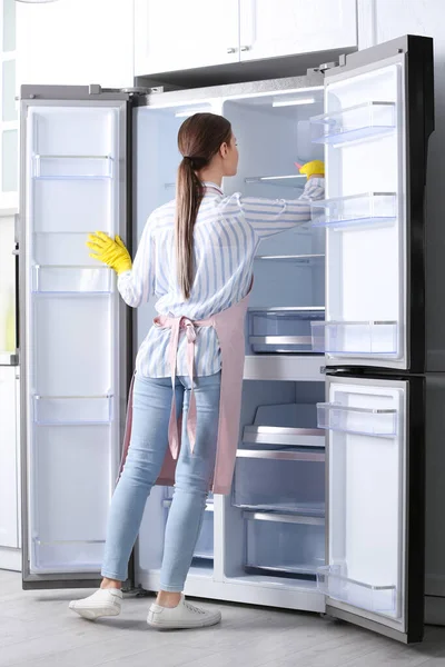 Gumikesztyű Tisztító Hűtőszekrény Otthon — Stock Fotó