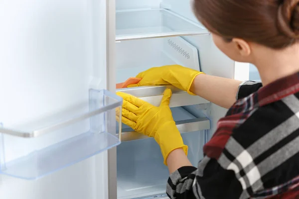 Mujer Guantes Goma Limpieza Refrigerador Primer Plano — Foto de Stock