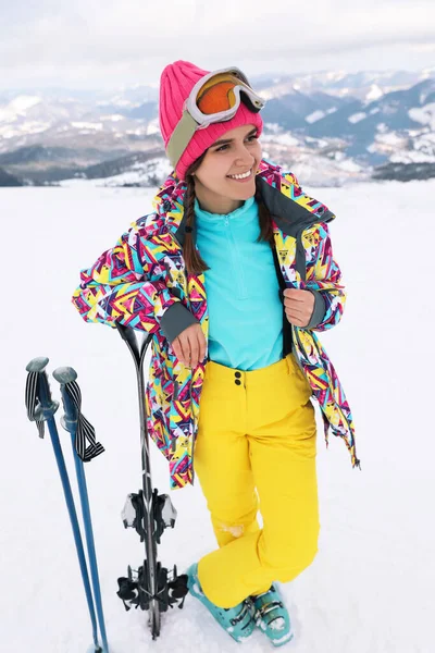 Jeune Skieur Portant Des Vêtements Sport Hiver Extérieur — Photo