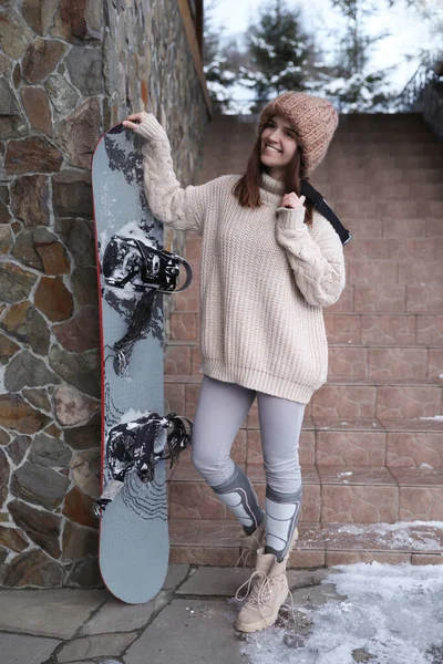 Νεαρός Snowboarder Φορώντας Ρούχα Χειμερινού Αθλητισμού Εξωτερικούς Χώρους — Φωτογραφία Αρχείου