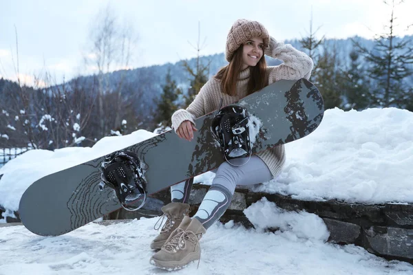 Jeune Snowboarder Portant Des Vêtements Sport Hiver Plein Air — Photo