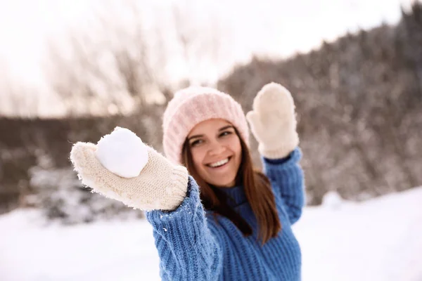 Jovem Com Bola Neve Livre Foco Mão Férias Inverno — Fotografia de Stock