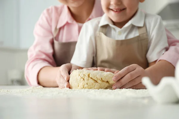 Moeder Zoon Koken Samen Aan Tafel Close — Stockfoto