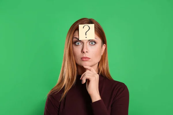 Mulher Pensativa Com Ponto Interrogação Adesivo Testa Contra Fundo Verde — Fotografia de Stock