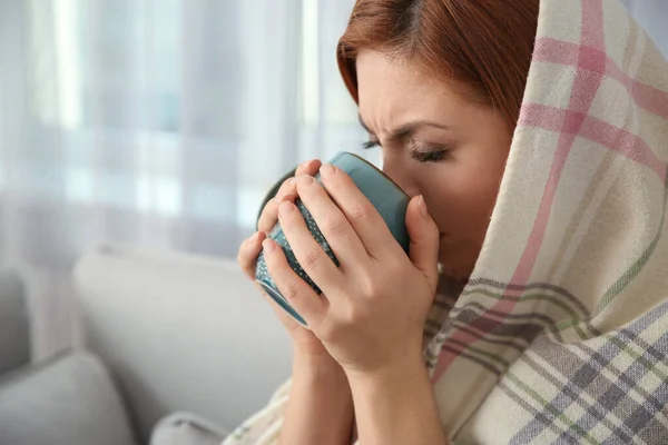 Άρρωστη Γυναίκα Τυλιγμένη Καρό Ζεστό Ρόφημα Στο Σπίτι Ιός Γρίπης — Φωτογραφία Αρχείου