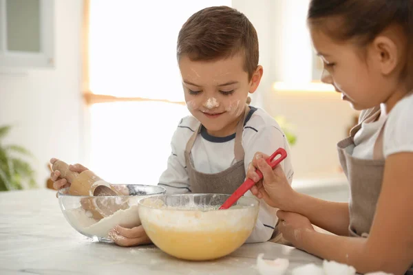 Милые Маленькие Дети Готовят Тесто Вместе Кухне — стоковое фото