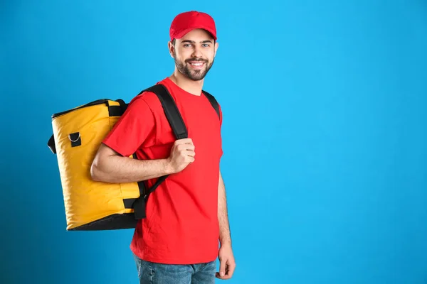 Koerier Met Thermo Tas Lichtblauwe Achtergrond Ruimte Voor Tekst Voedselbezorgservice — Stockfoto