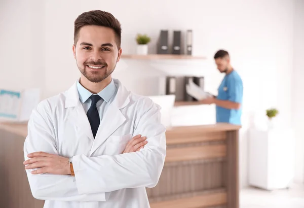 Retrato Médico Masculino Clínica Moderna — Fotografia de Stock