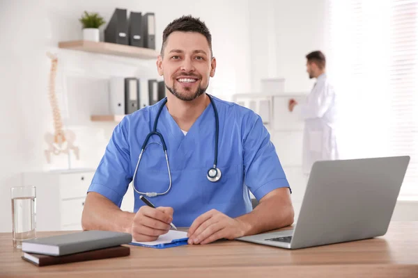 Retrato Médico Masculino Mesa Clínica Moderna — Fotografia de Stock