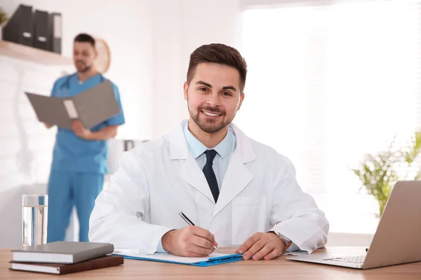 Porträtt Manlig Läkare Vid Bordet Modern Klinik — Stockfoto