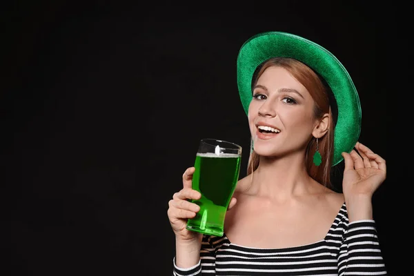 Jovem Com Cerveja Verde Fundo Preto Celebração Dia São Patrício — Fotografia de Stock
