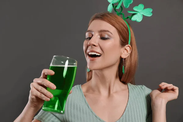 Young Woman Clover Headband Green Beer Grey Background Patrick Day — Stock Photo, Image