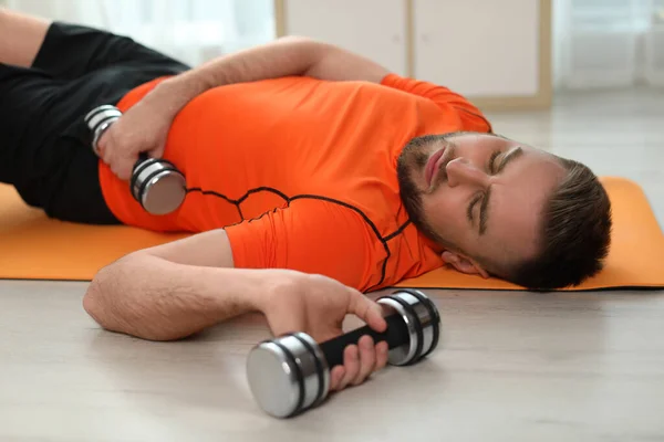 Jovem Preguiçoso Com Equipamento Desportivo Tapete Ioga Casa — Fotografia de Stock