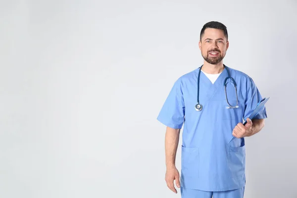 Retrato Médico Maduro Com Área Transferência Contra Fundo Claro — Fotografia de Stock