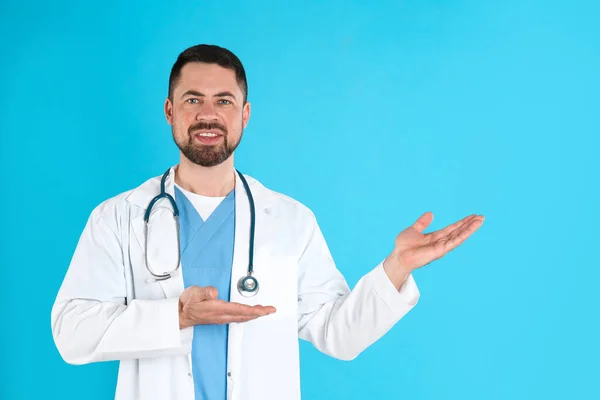 Médico Maduro Com Estetoscópio Fundo Azul — Fotografia de Stock