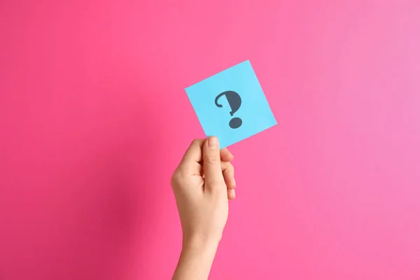 Woman Holding Note Question Mark Pink Background Closeup — Stock Photo, Image