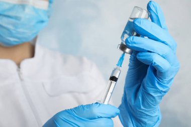 Şırıngayı ilaçla dolduran doktor, yakın çekim. Aşılama ve aşılama