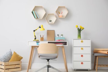 Modern konforlu iş yeri olan şık bir oda.