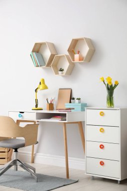 Modern konforlu iş yeri olan şık bir oda.