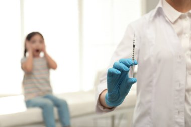 Klinikte şırıngalı doktor, yakın plan. Aşı Günü