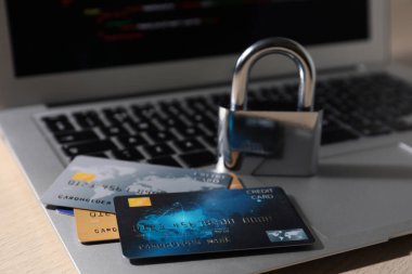 Kredi kartları, kilit ve dizüstü bilgisayarlar masada, yakın plan. Siber Suçlar