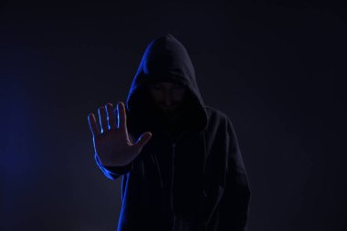Arka planda kapüşonlu bir adam. Siber Suçlar