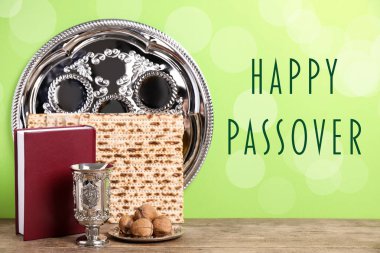 Sembolik Pesach (Hamursuz Bayramı Sedyesi) ögeleri yeşil arkaplana karşı ahşap masa üzerinde