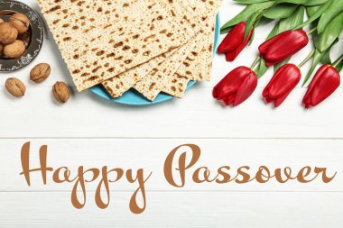 Beyaz ahşap arka planda matzoları olan düz bir kompozisyon. Hamursuz Bayramı (Pesach) kutlaması