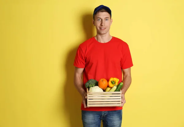 Kurier Mit Frischen Produkten Auf Gelbem Hintergrund Essenslieferdienst — Stockfoto
