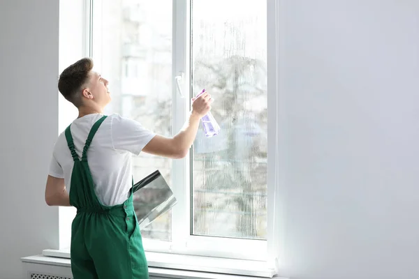 Junge Arbeiter Färben Fenster Innen Mit Folie Raum Für Text — Stockfoto