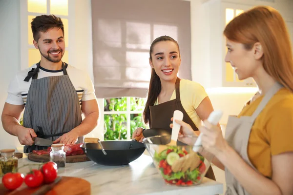 Gente Feliz Cocinando Juntos Cocina —  Fotos de Stock