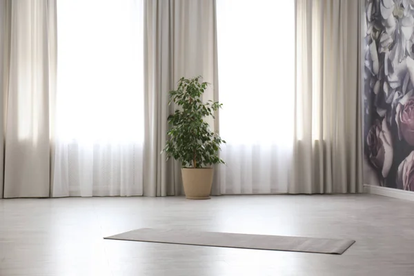 Grey Yoga Mat Floor Spacious Room — Stock Photo, Image