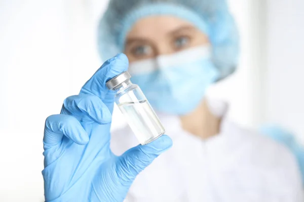 Læge Holder Hætteglas Med Medicin Closeup Vaccination Immunisering - Stock-foto