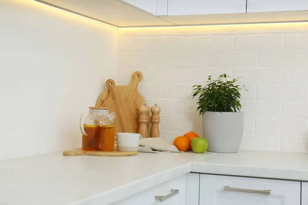 屋内のカウンターの上に異なるキッチンアイテムと観葉植物 — ストック写真