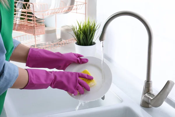 Woman Washing Plate Modern Kitchen Closeup — Stock Photo, Image