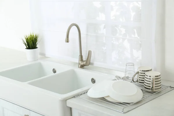 Clean Dishes Drying Rack Modern Kitchen — Stock Photo, Image