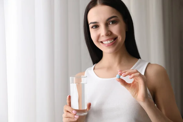 Wanita Muda Dengan Segelas Air Dan Pil Vitamin Dengan Latar — Stok Foto