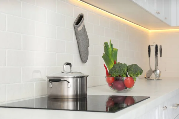 Panela Fogão Legumes Frescos Cozinha Moderna — Fotografia de Stock