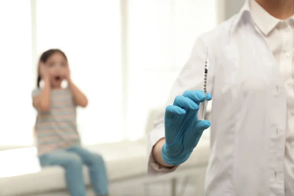 Dokter Dengan Jarum Suntik Klinik Tutup Hari Vaksinasi — Stok Foto
