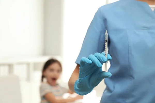 Médecin Avec Seringue Clinique Gros Plan Journée Vaccination — Photo