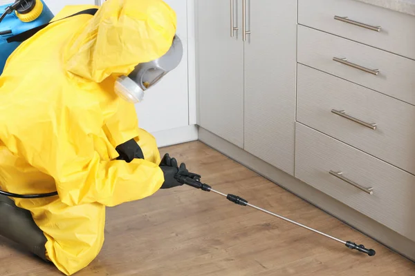 室内で農薬を散布する保護スーツの害虫駆除作業員 — ストック写真