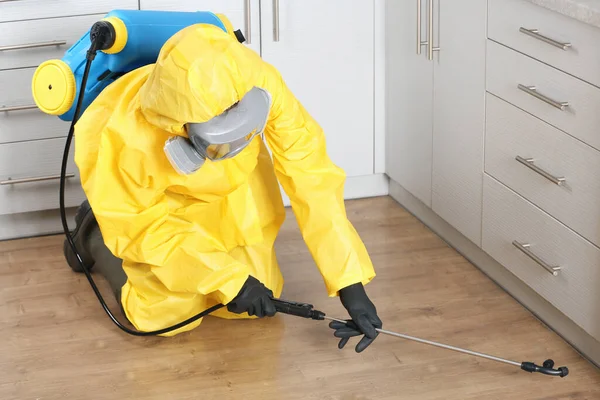 Trabalhador Controle Pragas Terno Proteção Pulverizando Pesticida Dentro Casa — Fotografia de Stock