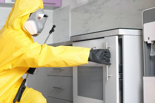 Pest Control Worker Opening Drawer Kitchen — Stock Photo, Image