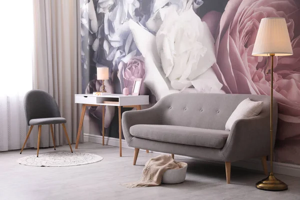 壁にスタイリッシュな家具や花のパターンと美しい部屋のインテリア — ストック写真